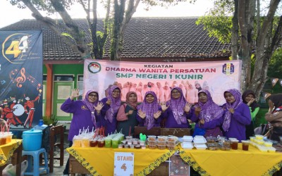 BAZAR DHARMA WANITA PADA KEGIATAN HUT SMP NEGERI 1 KUNIR