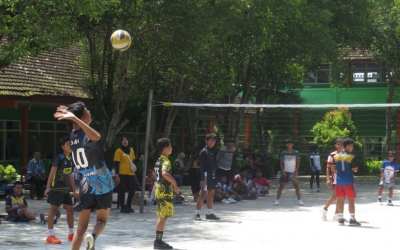 LATIHAN BERSAMA : TIM BOLA VOLI SMPN 1 KUNIR DENGAN TIM BOLA VOLI SMPN 2 TEKUNG