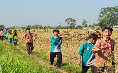 SMPN 1 Kunir Gelar “Jumat Sehat” Jalan Santai di Tepi Sawah